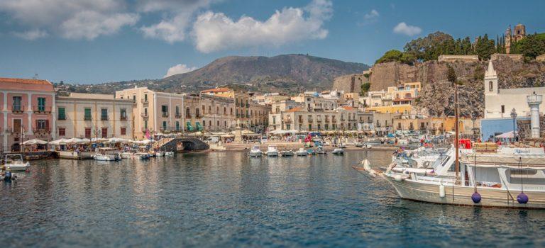 Marina Corta a Lipari, con le case affacciate sul mare