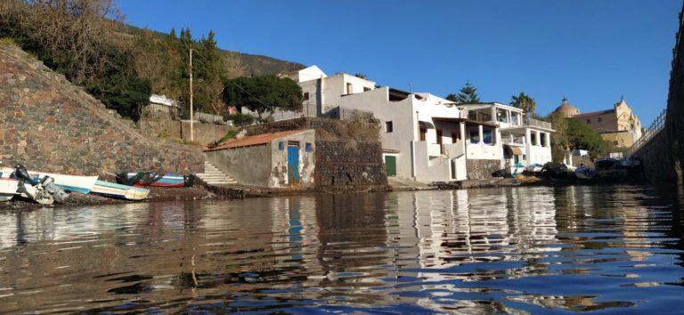 La costa di Salina affacciata sul mare