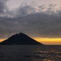 Il profilo di Stromboli visto dal mare al tramonto