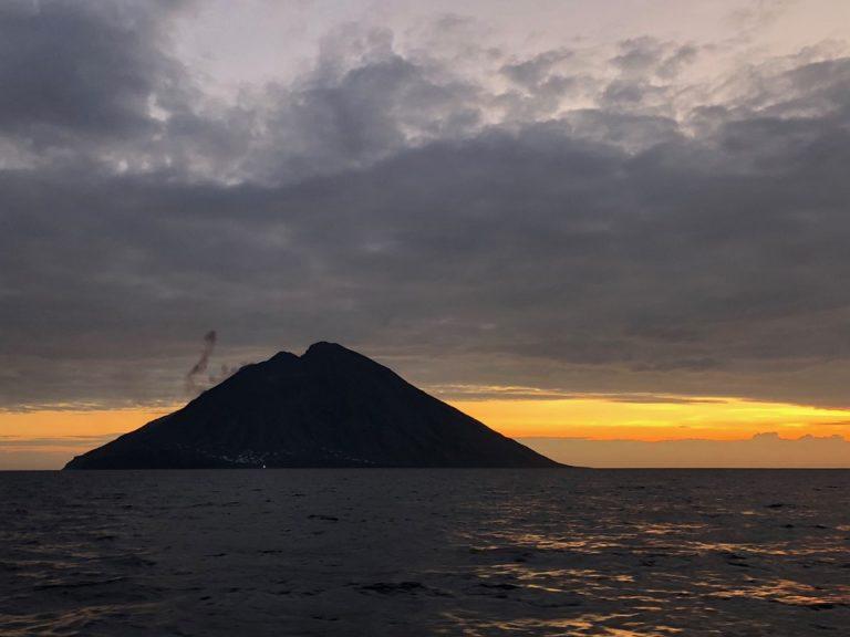 Il profilo di Stromboli visto dal mare al tramonto