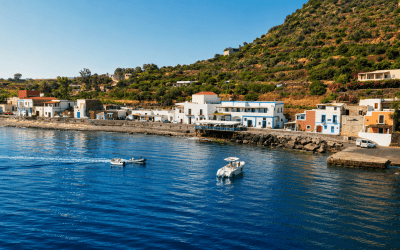 Vacanze alle Eolie 2026: l'estate in cui il Mediterraneo torna a Omero